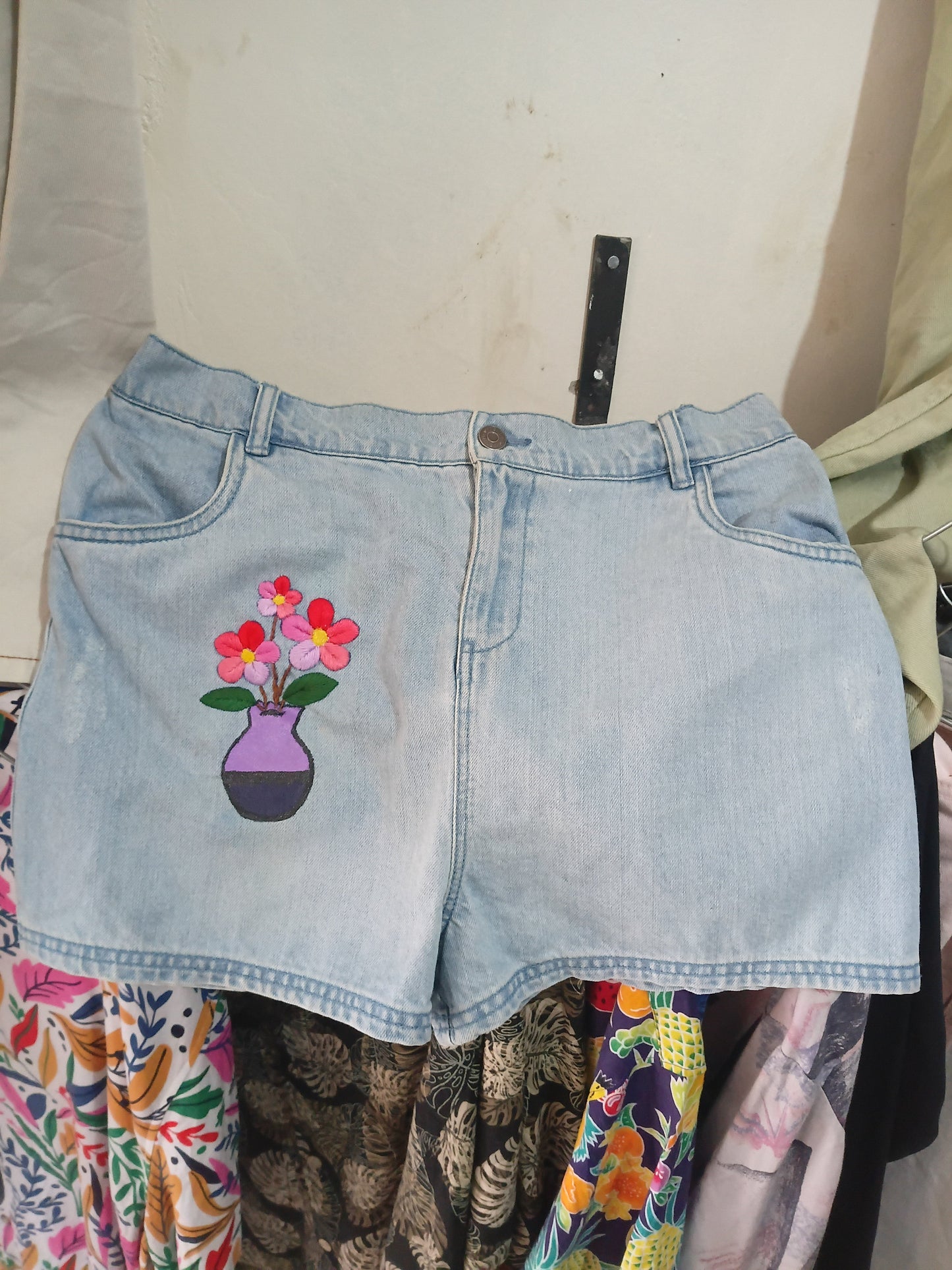Floral Vase Graphic Denim Shorts – W28