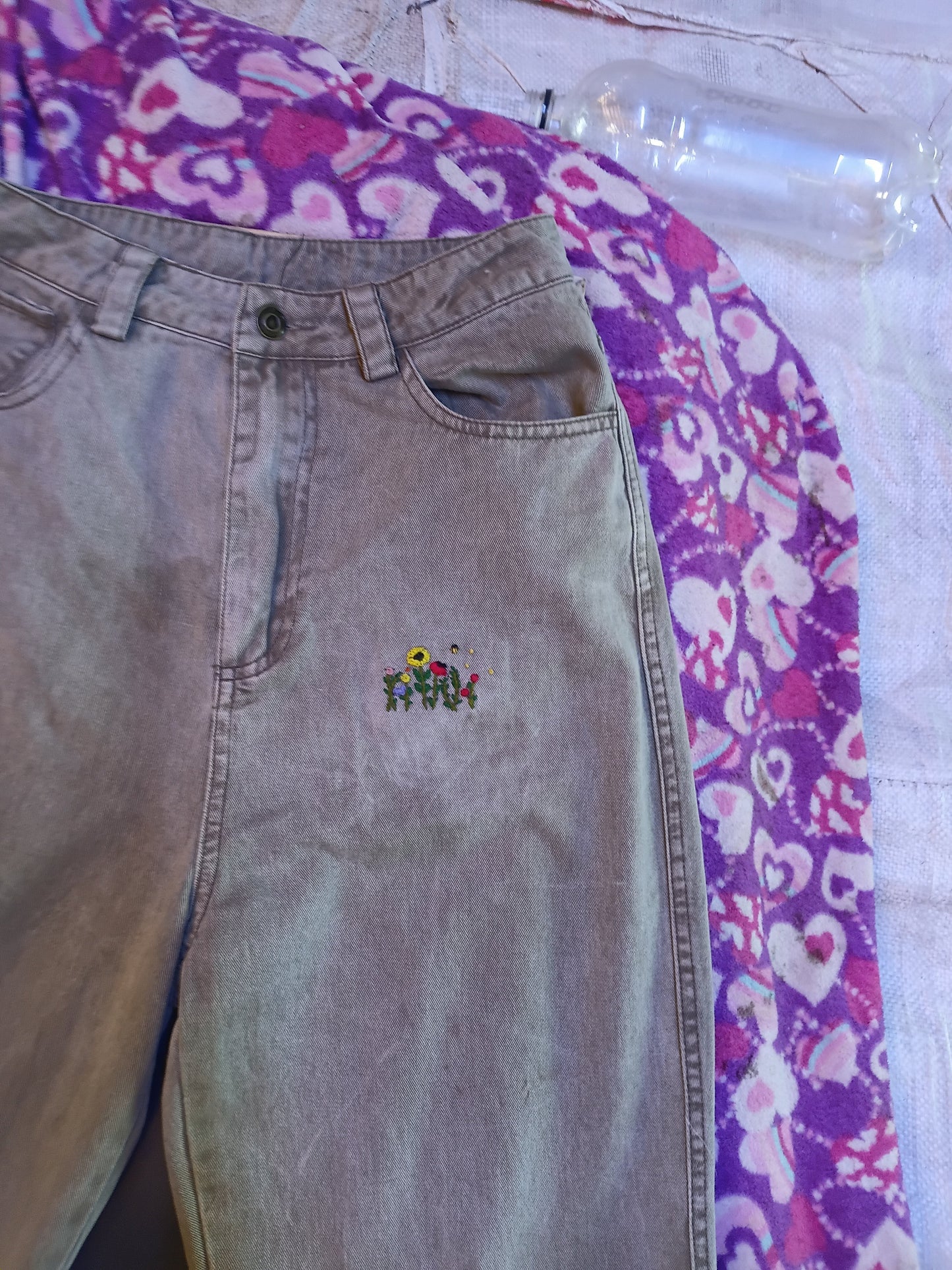 Graphic Embroidered Jeans – Waist 28